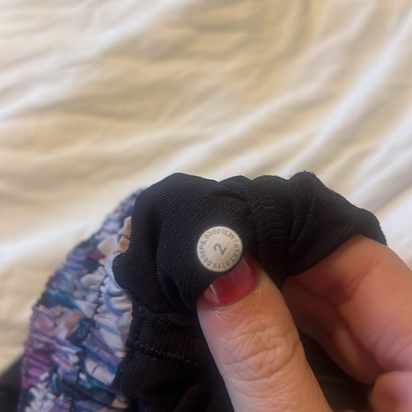 Lululemon size 2 and 4 inch long good condition - Picture 3 of 3